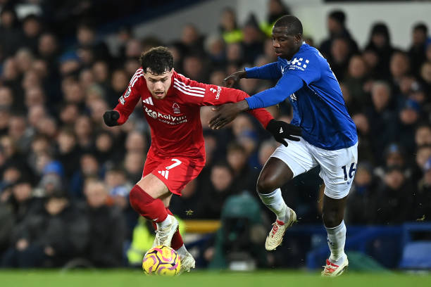 梁文锋老家房前屋后进行整修，路变宽敞，开车回来可以停家门口了.